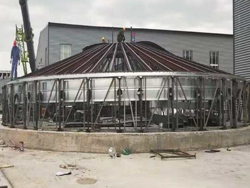 南通邦順建材有限公司13米乘22米鋼板倉(cāng)倉(cāng)頂制造現(xiàn)場(chǎng) 南通邦順建材有限公司13米乘22米鋼板倉(cāng)倉(cāng)頂制造現(xiàn)場(chǎng)